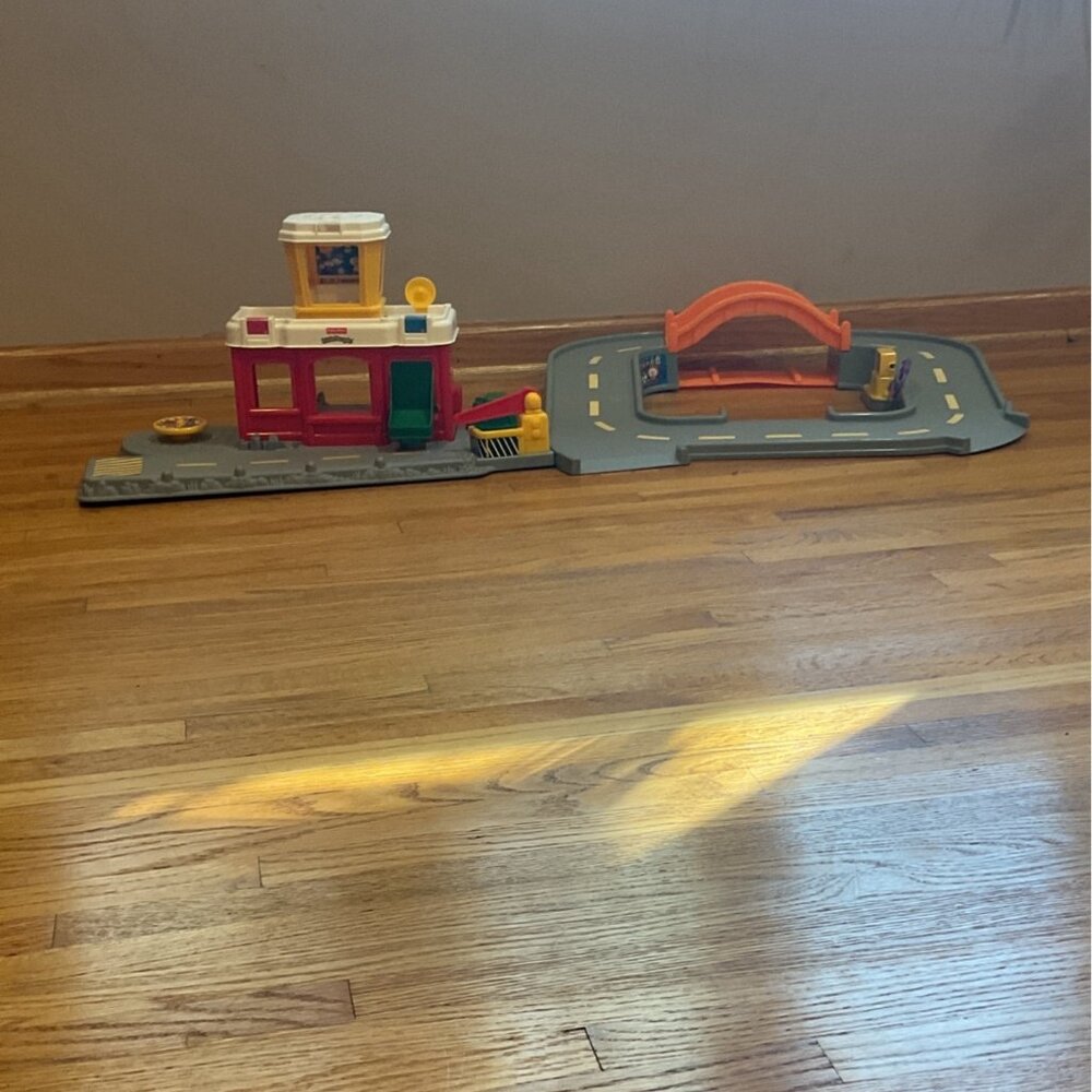 Fisher Price Little People Discovery Airport Terminal Road System Bridge